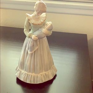 Musical Porcelain woman with her baby